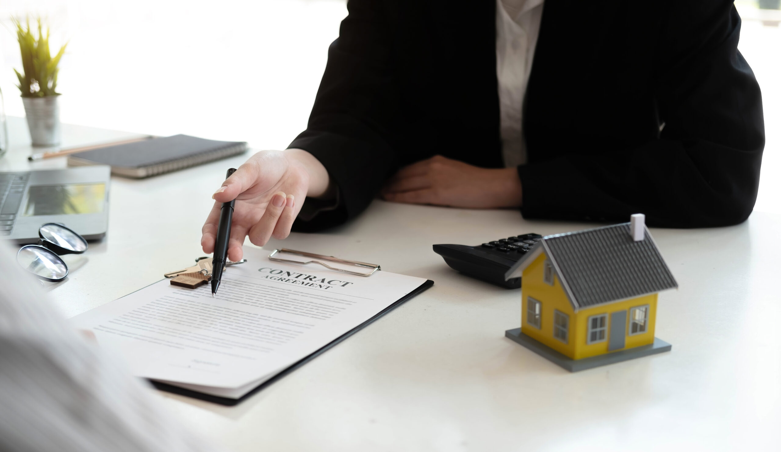 Home agents are explain to customers signing a contract to buy a